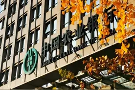 信用卡市场竞争激烈，老牌企业岌岌可危，农行信用卡还能留吗？图片