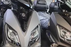 铃木UY125更新2023款，升级LED透镜大灯、运动蓝色轮毂，售价小涨图片