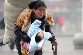 12年前感动中国的“春运妈妈”，如今已经找到了，可她怀中的孩子却已离世图片