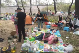 今年清明节，郑州黄河滩成了网红打卡地，来这里的人真是太多了图片