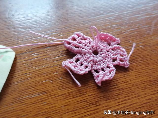 钩织了好几朵高颜值糖果色的可爱立体镂空花花,这是图文教程哦