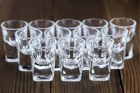 1两酒杯被称为“酒杯刺客”？里面到底有何猫腻？建议早知早受益图片