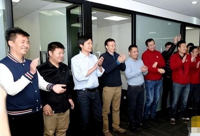 蒸发300亿！“渣渣辉”捧红的公司，被天才创始人坑惨了