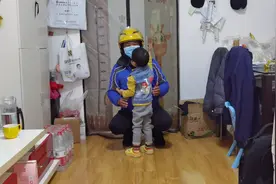 4岁患癌女童每天一段手语舞迎爸爸回家图片