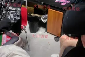 7个学生包房打麻将，2男女沙发“玩闹”，引网友争议：谁女儿真野图片