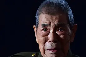 他吃苹果的时候，总是小口小口吃……这苹果，又苦又甜！图片