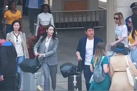 四川眉山：迪丽热巴高校拍戏被学生趴窗偷看，“工作服也这么美”图片