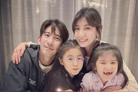 贾静雯晒全家为咘咘庆生，8岁咘咘想买手机遭驳回，幽默化解尴尬图片