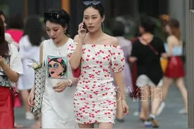 穿搭美图｜街拍水晶高跟鞋搭配白色小花连衣裙穿搭的高挑时尚御姐图片