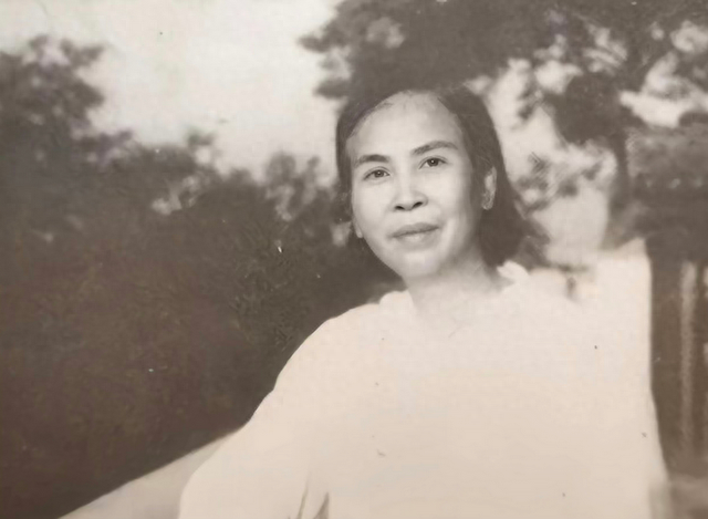 贺子珍逝世20年后，孔东梅揭露真相：毛主席的旧衣里有“秘密”