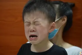 年轻妈妈带俩孩子看病回家，看到家被丈夫砸得支离破碎，心都碎了图片