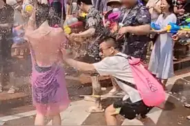 云南泼水节女子“被扒衣”，女方现身回应：真相，和你想的不一样图片