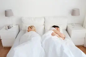 为何很多夫妻到了中年就会分开睡？​ 60岁以后，还能有夫妻生活吗？图片