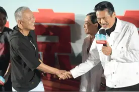 与陈道明握手腰杆笔挺，与陈思诚握手躬身谦逊，周润发真是老江湖图片