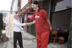 安徽女巨人，比姚明高10公分，穿78码大鞋，遗憾是：没真心朋友图片