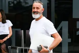 运动鞋+西裤今夏大胆尝试，这风格潮流范十足，随便穿都很抢眼图片