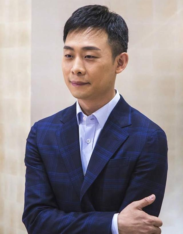 看了45岁张译的穿搭,我发现:中年男人"反油腻"比扮嫩更显气质