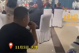 新郎结婚时怕忘词让发小在台下卖力帮伴唱，逗笑众宾客，发小回应：相识20来年，他比较紧张怕忘词，我来伴唱图片
