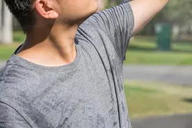 夏天稍微一动就汗流浃背的，中医有6个好方法，总有一个适合你！图片