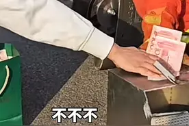 事发太原 给消防员“塞钱” 是因为→图片