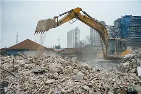 “快跑，他急眼了！”2021年65岁老人砍杀拆迁人员，结局令人深思图片