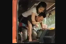 生活不易！货车司机带偏瘫妻子跑车挣钱，他有一个梦想，网友怒赞图片