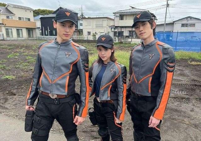《戴卡奥特曼》三人组，形成最萌身高差，女主调侃自己太矮