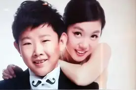 他9岁停止发育，出道18年只能演小孩，和妻子同框被嘲像母子图片