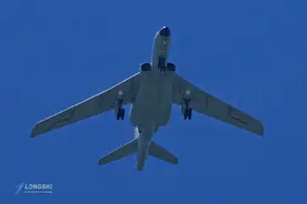 日本成反华前哨，解放军轰炸机战巡，如果绕行日本，打狗给主人看图片