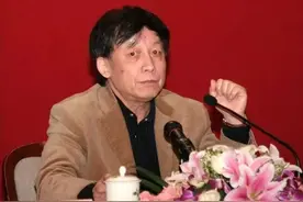 易中天主编图书被指低俗：对易中天应全面封杀图片