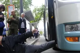 大爷狂扇不让座小伙4个巴掌后猝死，家属索赔50万，法院判了图片