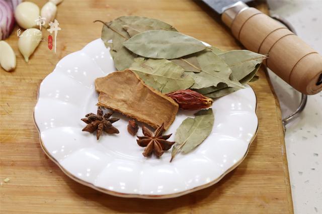 这才是油泼辣子的正确做法，辣椒油红亮香辣味道正，配方记得收藏