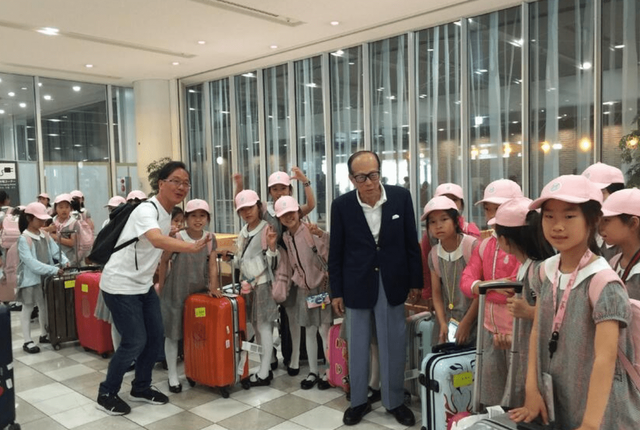 人力还是不敌天命，94岁李嘉诚已驼背，上山还得依靠电动滑板车