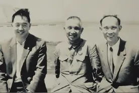 1970年粟裕参观诺曼底遗址时，四问法国专家，让人佩服其深谋远虑图片