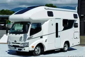 四驱版丰田轻卡房车，2.8T柴油动力后双胎，带天窗床位多睡5人图片