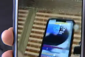 女子购买iPhone 13多次出现闪屏：保修期内返厂被判定擅自改装图片