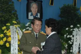 在王光美的追悼会上，出现两位特殊的人，刘源将军看到后泣不成声图片