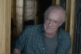 《疯狂的邻居》满足你的偷窥欲却害死了可怜的老人原创小短文图片