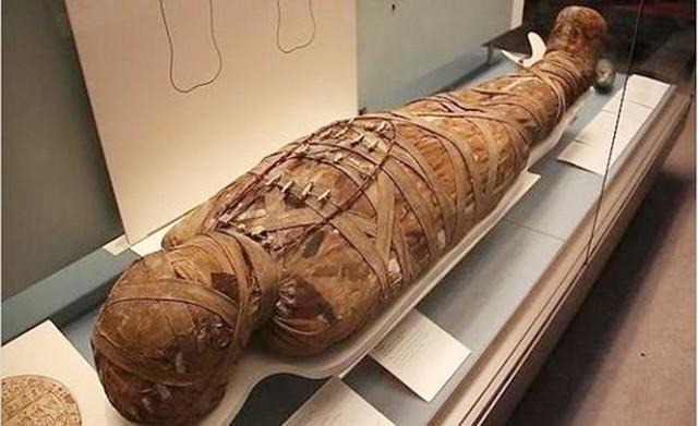 2003年新疆挖出女干尸,骨骼纹路清晰,嘴唇还涂着2700年前的口红