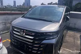 全新丰田威尔法抵达4S，皇冠车标真帅气，2.5L混动引擎表现出色图片