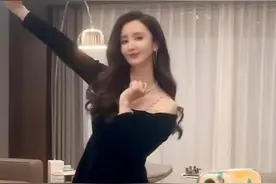 40岁张萌近照瘦太多，巴掌脸小了一大圈，穿黑丝露香肩好淑女图片