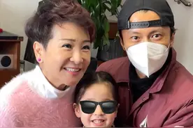 谢婷婷带女儿与家人相见，谢霆锋抱着外甥女合照，三代同堂很温馨图片