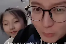 安徽90后舅舅接外甥女放学英语交流，本人回应：现在考一百分已经不是问题 网友：舅圈也开始内卷了图片