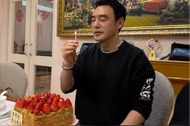 钟镇涛72岁生日宴曝光！两瓶茅台配硬菜，曾志伟谭咏麟喝的脸通红图片