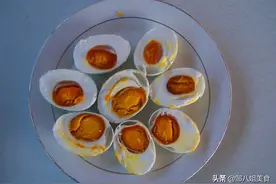 分享一个“腌咸鸭蛋”的简单方法，咸度适中，起沙出油，成功率高图片
