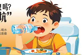 边吃饭边喝水会导致消化不良吗?这些喝水误区别“踩坑”图片