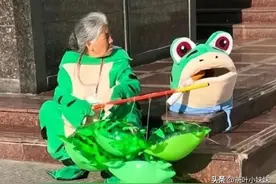 上海城管追赶卖崽青蛙，网友:让底层人有尊严地讨生活就这么难吗图片