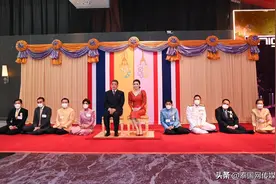 泰国国王携王后前往暹罗百丽宫皇家大剧院观看电影图片