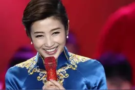 春妮：二婚嫁给刚强，挺着大肚子坚持主持，高龄产子后全家乐开怀图片
