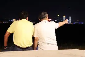 郭、柯从金门眺望厦门，媒体人叹：台湾人蒙上双眼，假装看不见大陆的进步图片